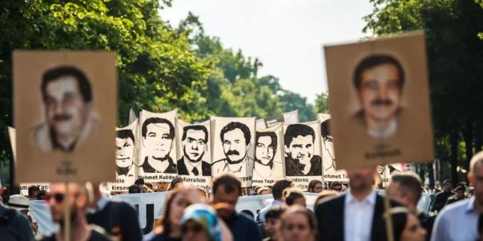 Demonstranten während einer Kundgebung mit Porträt-Abbildungen der NSU-Opfer im August 2018 in München. Foto: Lino Mirgeler/dpa/Archiv Demonstranten während einer Kundgebung mit Porträt-Abbildungen der NSU-Opfer im August 2018 in München. Foto: Lino Mirgeler/dpa/Archiv