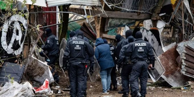 Polizisten an dem Zaun um den Bauwagenplatz Polizisten an dem Zaun um den Bauwagenplatz