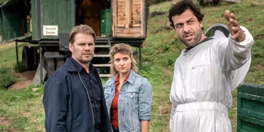 Kommissar Robert Winkler (Kai Scheve, l-r) und Kommissarin Karina Szabo (Lara Mandoki) mit dem Bienenzüchter Ronny Beer (Kai Schumann). Foto: Uwe Frauendorf/ZDF/dpa