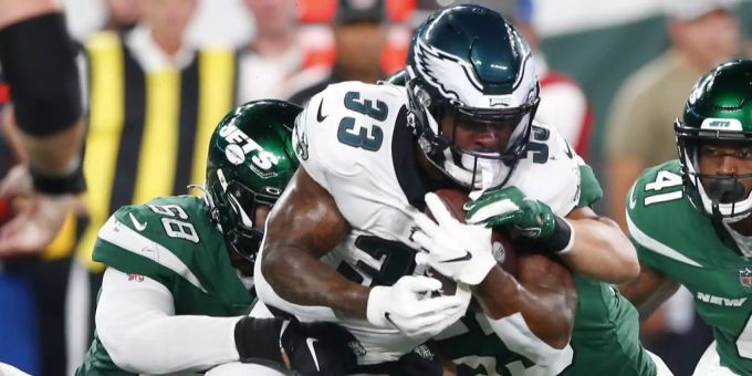Elijah Holyfield während eines NFL-Preseason-Football-Spiels im Einsatz für die Philadelphia Eagles. cincinnati bengals