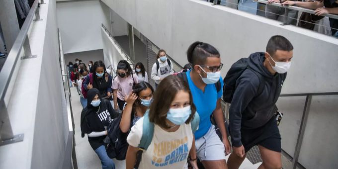 Schüler in den Gängen des Gymnasiums von Bussigny VD tragen Masken am ersten Schultag nach den Sommerferien, am 23. August 2021. Schüler Masken