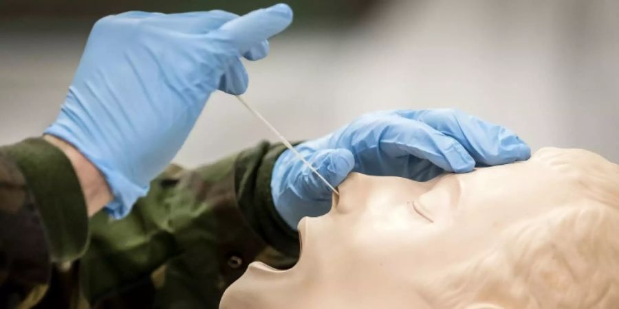 Niederländischer Soldat übt Corona-Test an Puppe