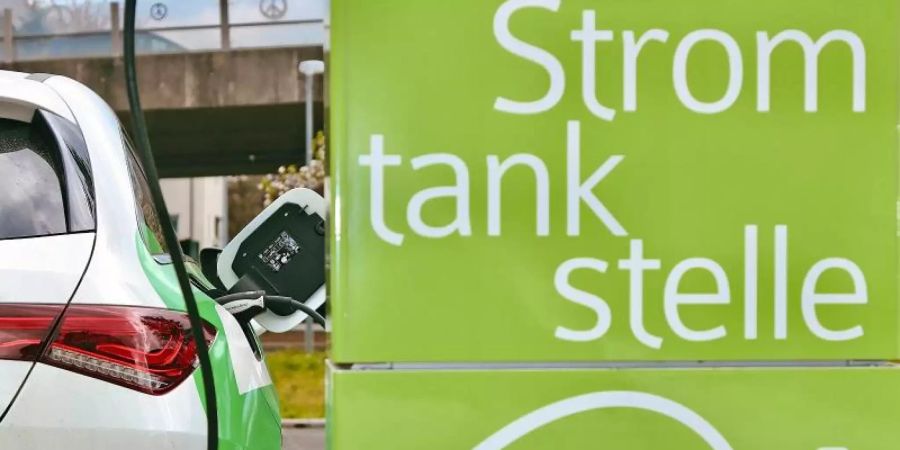 Ein Elektrofahrzeug wird an einer Stromtankstelle auf einem Pendler-Parkplatz am Bahnhof in Wickede aufgeladen. Foto: Andreas Dunker/dpa