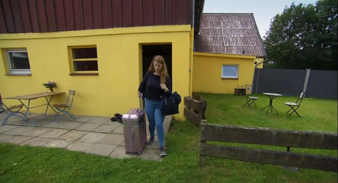 Saskia packt und reist sofort ab. Saskia
