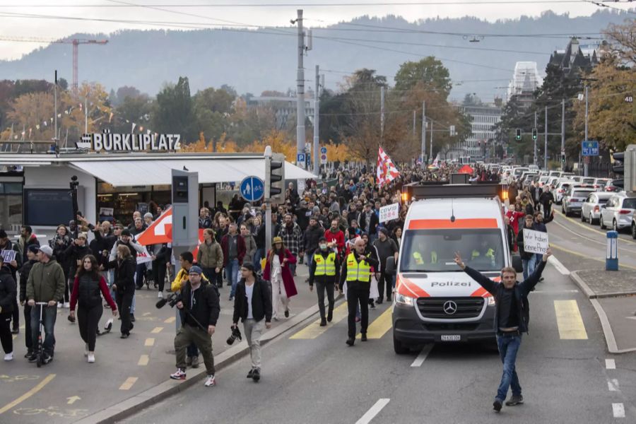 Massnahmengegner und Corona-Skeptiker demonstrieren gegen das Covid-19-Gesetz, aufgenommen am Samstag, 30. Oktober 2021 in Zürich.