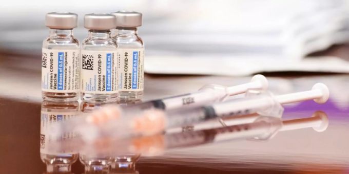 Corona-Impfstoff liegt auf einem Tisch. coronavirus