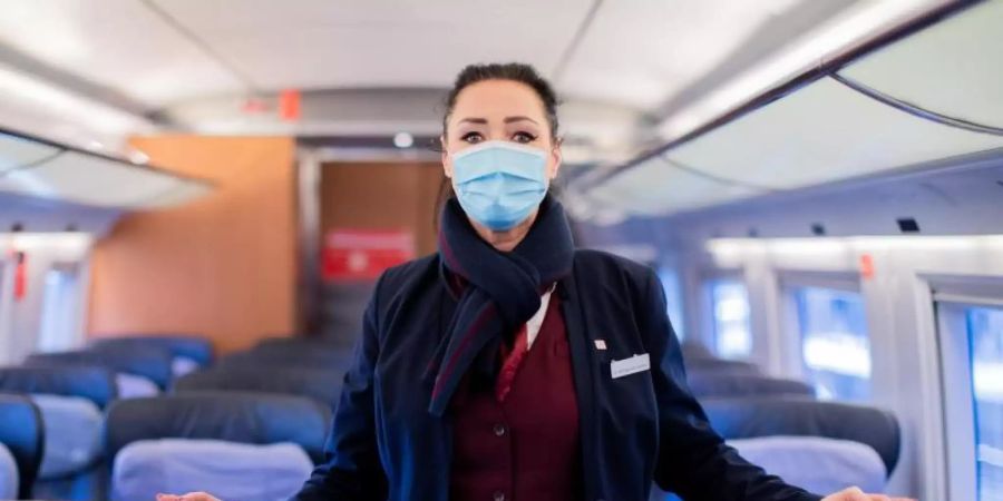Nadine Perlinger dos Santos, ehemalige Stewardess der Lufthansa-Tochter Germanwings, arbeitet nun als Zugbegleiterin bei der Deutschen Bahn. Foto: Rolf Vennenbernd/dpa