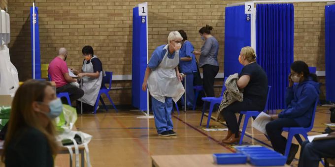 Gegen Corona - Britische Regierung lehnt allgemeine Impfpflicht ab