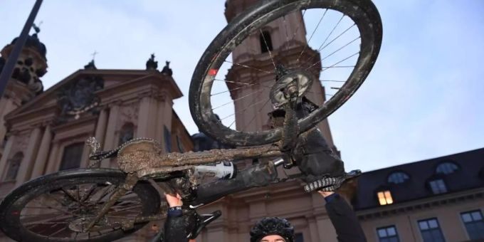 Nach all den Strapazen ist der Extremsportler Jonas Deichmann wohlbehalten und glücklich in München angekommen. Foto: Felix Hörhager/dpa Nach all den Strapazen ist der Extremsportler Jonas Deichmann wohlbehalten und glücklich in München angekommen. Foto: Felix Hörhager/dpa