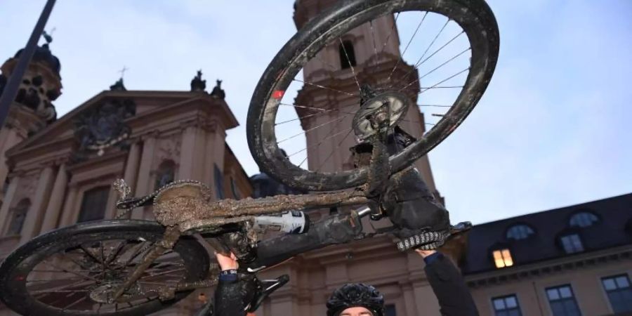 Nach all den Strapazen ist der Extremsportler Jonas Deichmann wohlbehalten und glücklich in München angekommen. Foto: Felix Hörhager/dpa