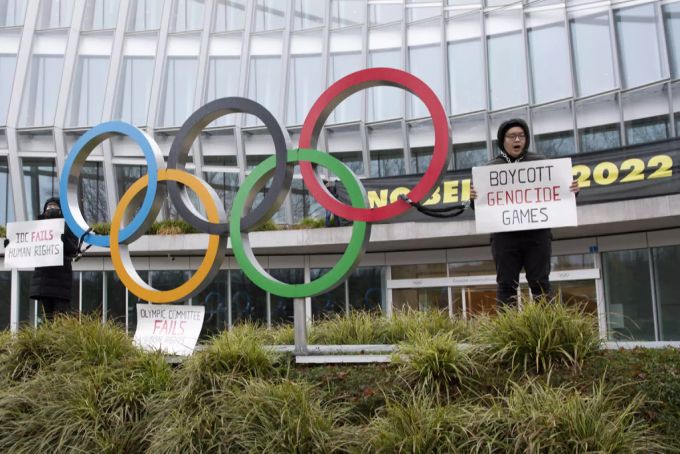 Protestierende ketteten sich an die olympischen Ringe. Tibet