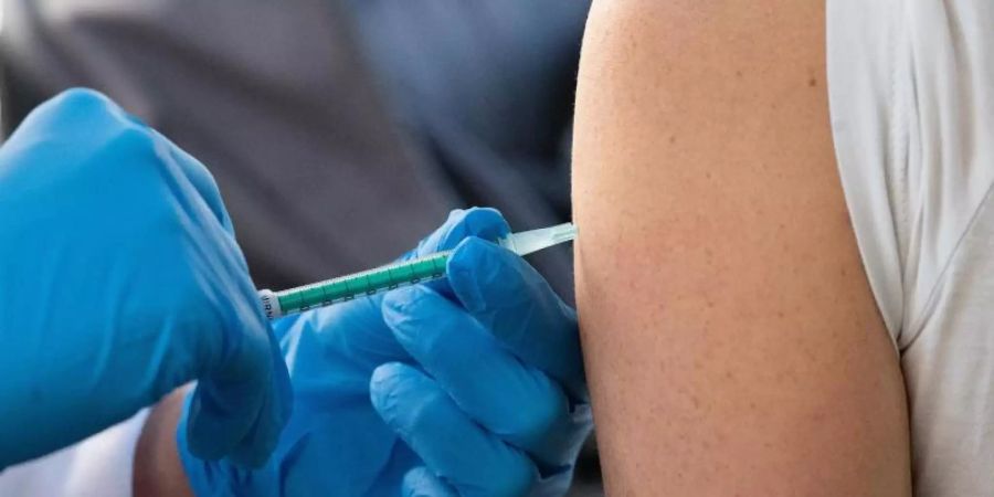Eine Frau wird mit dem Impfstoff von Biontech/Pfizer gegen das Coronavirus geimpft. (Archivbild). Foto: Sebastian Gollnow/dpa