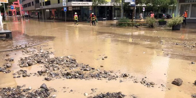 Überschwemmte Luzernerstrasse im Zentrum von Rotkreuz nach dem Ereignis vom 25.07.2021 Hochwasser Risch, rotkreuz