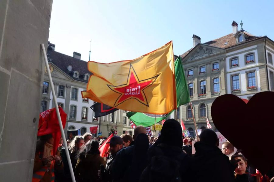 Auch die «Freie Linke», die unter anderem zur Demo gerufen hatte, ist auf dem Münsterplatz.