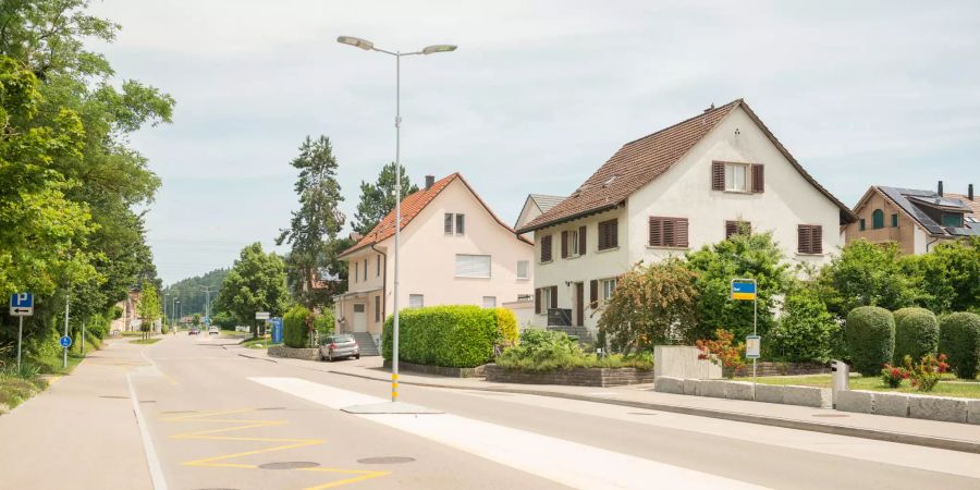 Die Bushaltestelle Russikon Dorf an der Madetswilerstrasse in Russikon (ZH).