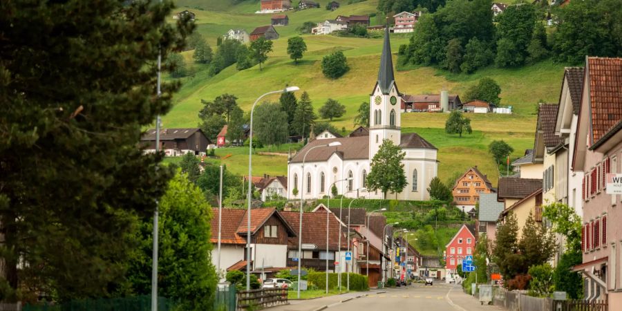 Die Haagerstrasse in der Gemeinde Gams (SG) im Hintergrund die katholische Kirche.