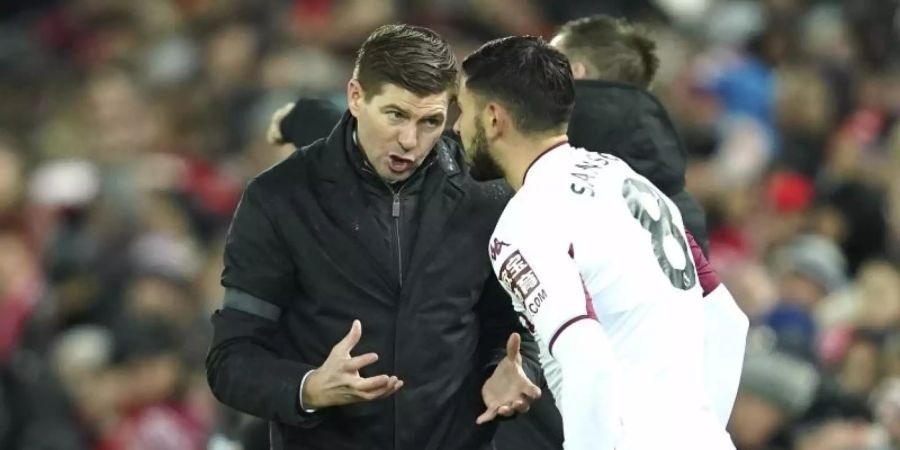 Aston-Villa-Trainer Steven Gerrard (l): «Es gibt viele Sorgen und unbeantwortete Fragen.». Foto: Jon Super/AP/dpa