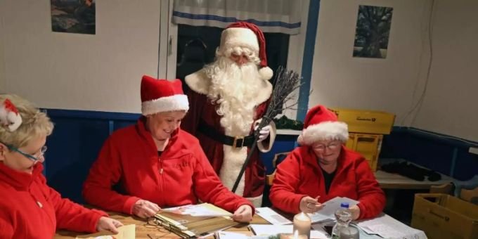 Im Weihnachtspostamt in Himmelsberg über 7000 Briefe aus aller beantwortet. Foto: Bodo Schackow/dpa-Zentralbild/dpa Im Weihnachtspostamt in Himmelsberg über 7000 Briefe aus aller beantwortet. Foto: Bodo Schackow/dpa-Zentralbild/dpa