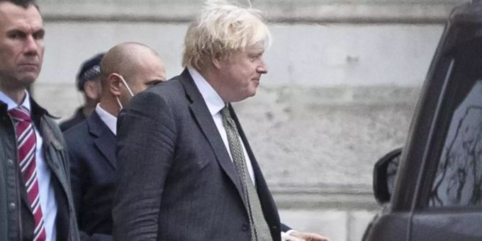 Sind seine Tage bereits gezählt? Boris Johnson verlässt die Downing Street. Foto: Joshua Bratt/PA/dpa Sind seine Tage bereits gezählt? Boris Johnson verlässt die Downing Street. Foto: Joshua Bratt/PA/dpa