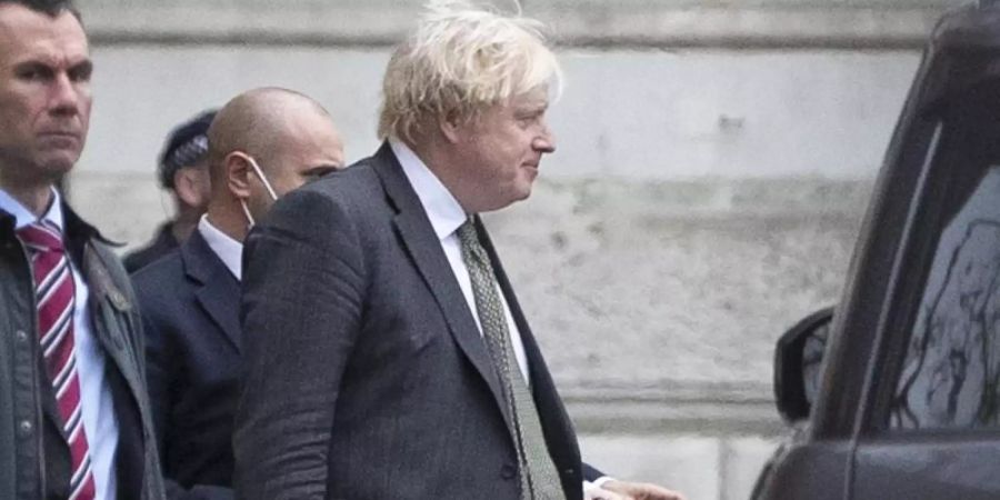 Sind seine Tage bereits gezählt? Boris Johnson verlässt die Downing Street. Foto: Joshua Bratt/PA/dpa