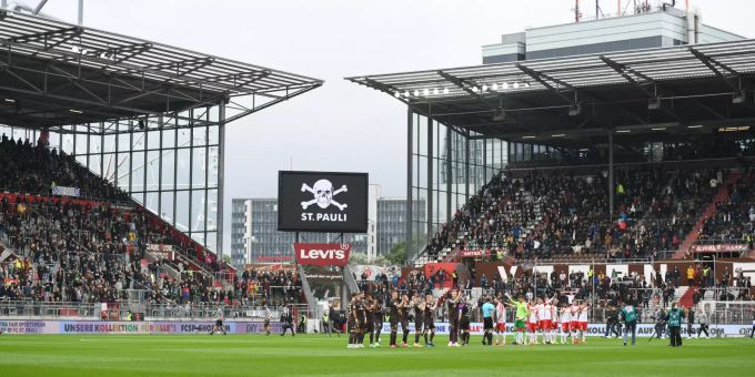 Die Spielstätte des FC St. Pauli liegt im Hamburger Kiez, nahe an der Reeperbahn. FC St. Pauli