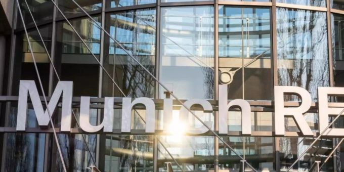 Das Logo der Munich RE am Haupteingang des Verwaltungsgebäudes der Münchener Rückversicherungs-Gesellschaft AG. Foto: Peter Kneffel/dpa Das Logo der Munich RE am Haupteingang des Verwaltungsgebäudes der Münchener Rückversicherungs-Gesellschaft AG. Foto: Peter Kneffel/dpa