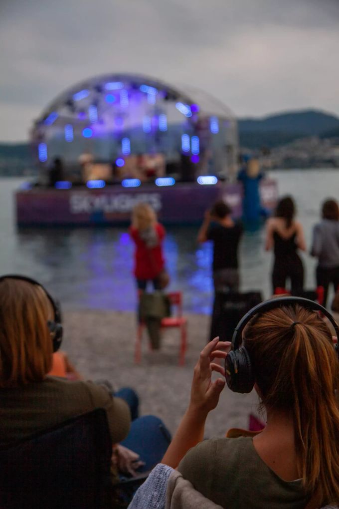 Kopfhörer übertragen den Sound ans Ufer. Festival Küsnacht