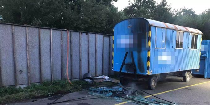 Baustellen-Toilette in Brand gesteckt. .