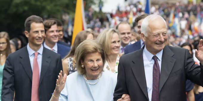 Die fürstliche Familie mit (von links nach rechts): Erbprinz Alois von und zu Liechtenstein, Fürstin Marie, Erbprinzessin Sophie und Fürst Hans-Adam II. von Liechtenstein, bei der 300-Jahr-Feier am 15. August 2019. Liechtenstein