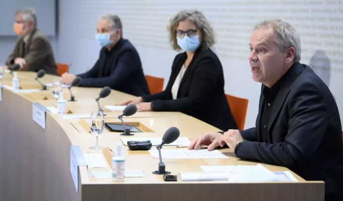 Patrick Mathys, Leiter Sektion Krisenbewältigung und internationale Zusammenarbeit, Bundesamt für Gesundheit BAG, rechts, spricht an der Seite von Rudolf Hauri, Kantonsarzt Zug, Präsident der Vereinigung der Kantonsärztinnen und Kantonsärzte VKS. BAG, COVID-19, CONRONAVIRUS, OFSP, COVID 19,