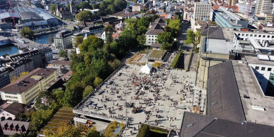 Zürcherinnen und Zürcher versammeln sich zum Klimastreik.