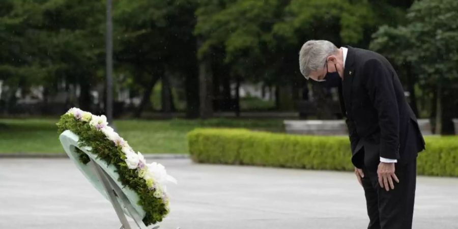 IOC-Präsident Thomas Bach legt während seines Besuchs einen Kranz in Hiroshima nieder. Foto: Eugene Hoshiko/Pool AP/dpa