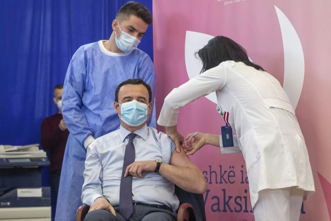 Der kosovarische Premierminister Albin Kurti wird mit dem Impfstoff von AstraZeneca aus Covax-Beständen gegen das Coronavirus geimpft, am 29. März 2021 in Pristina. Kosovo Covax AstraZeneca Impfstoff