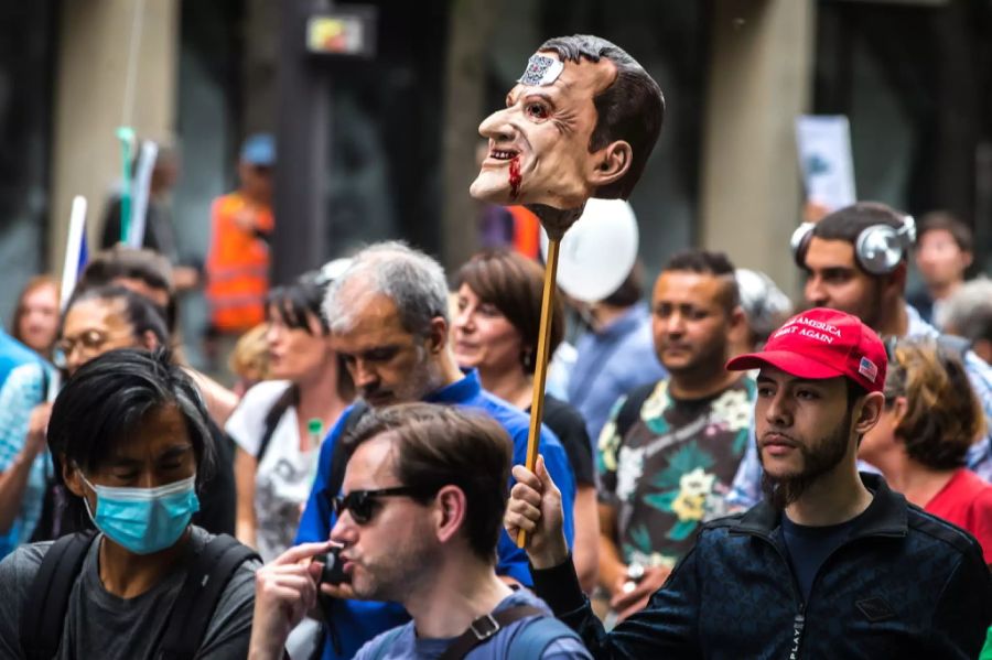 Impfgegner in Paris tragen einen «geköpften» Emmanuel Macron auf einem Stock durch die Strassen.