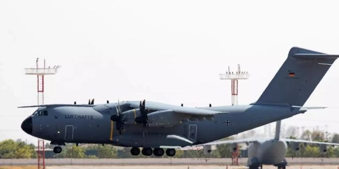 Ein deutscher Airbus A400M landet mit aus Kabul evakuierten Personen auf dem international Airport Taschkent. Foto: Marc Tessensohn/Bundeswehr/dpa Ein deutscher Airbus A400M landet mit aus Kabul evakuierten Personen auf dem international Airport Taschkent. Foto: Marc Tessensohn/Bundeswehr/dpa