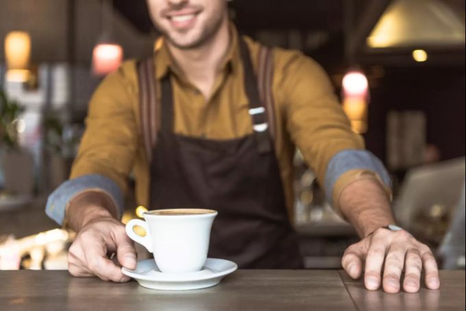 Ausserdem beeinflusst Koffein das braune Fettgewerbe, das Kalorien verbrennt. Koffein