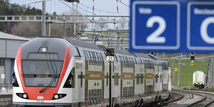 Ein Zug der SBB in Romont FR. (Symbolbild) Romont Zug