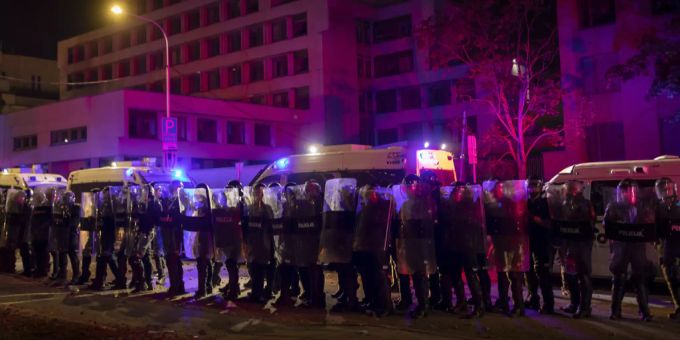 Die Polizei steht vor dem litauischen Regierungsgebäude in Vilnius. Menschen demonstrierten dort gegen bevorstehende Massnahmen zur Bekämpfung des Coronavirus. litauen coronavirus