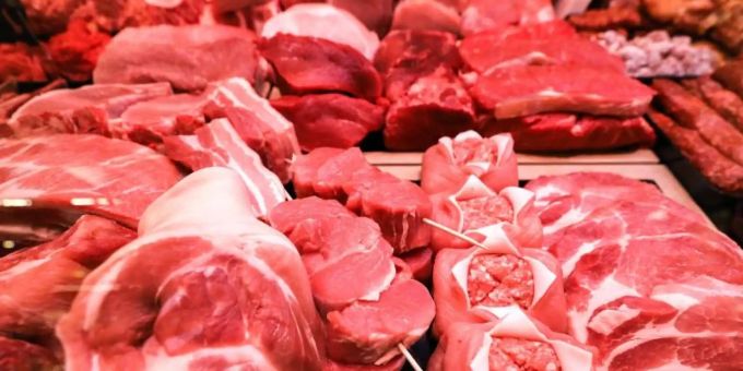 Rohes Fleisch auf einer Fläche. Fleisch roh werbeverbot
