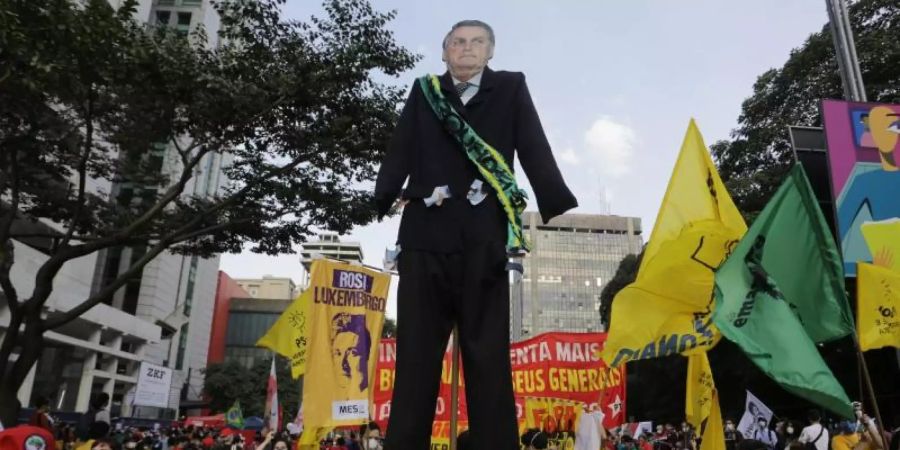 Demonstranten in São Paulo fordern den Rücktritt von Jair Bolsonaro. Der Oberste Gerichtshof Brasiliens hat Ermittlungen gegen den Präsidenten wegen Korruptionsvorwürfen eröffnet. Foto: Nelson Antoine/AP/dpa