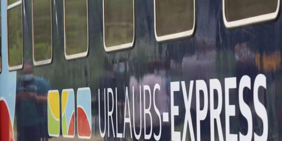 Der erste Urlaubs-Express aus Basel ist in den Bahnhof Rostock-Kassebohm eingefahren. Der Nachtzug ist auf dem Weg aus der Schweiz über Hamburg nach Binz auf der Ostseeinsel Rügen. Foto: Bernd Wüstneck/dpa-Zentralbild/dpa
