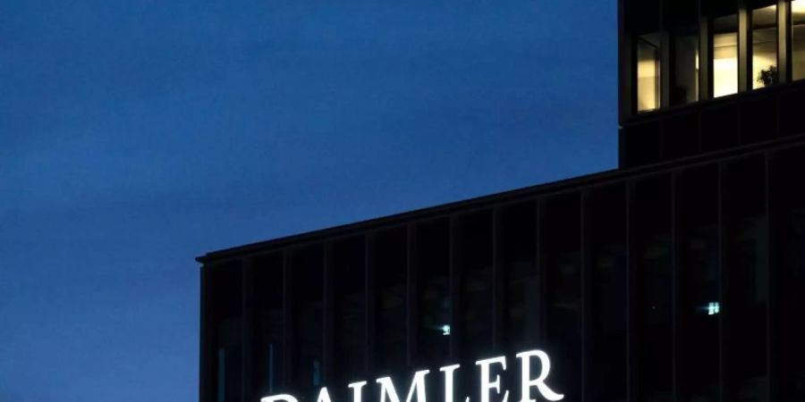 Das Logo der Daimler AG in der Morgendämmerung. Foto: Marijan Murat/dpa