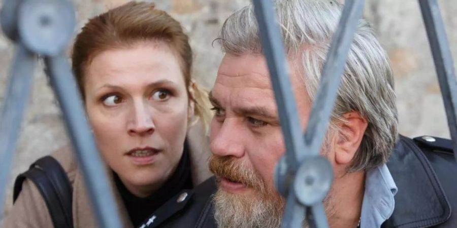 Vorsicht Scharfschütze! Koops (Aljoscha Stadelmann) und die Personenschützerin Claudia Böhm (Franziska Weisz) gehen in Deckung. Foto: Kai Schulz/ARD Degeto/dpa