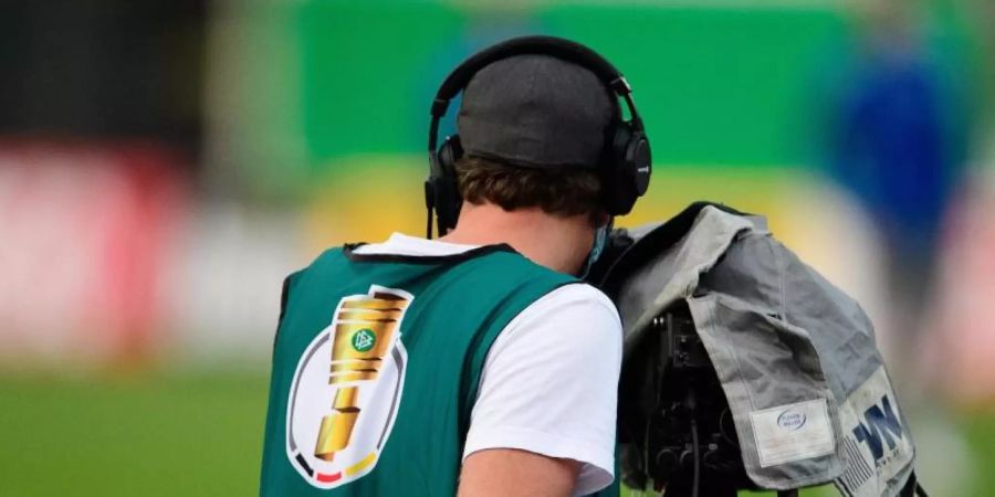 Ein Kameramann während eines Erstrundenspiels im DFB-Pokal. Foto: Swen Pförtner/dpa