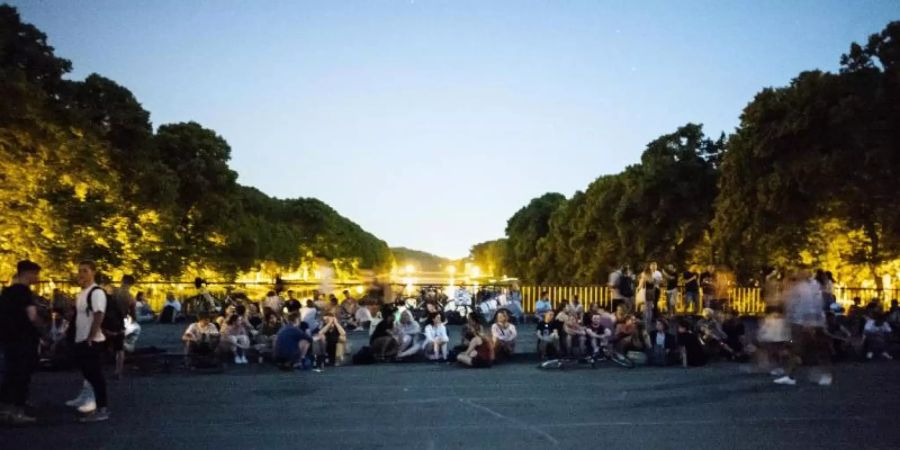 Viele Party-Hot-Spots in der Bundesrepublik sind am Wochenende auch ruhig geblieben, wie die Sachsenbrücke in Leipzig. (Archivbild). Foto: Alexander Prautzsch/dpa-Zentralbild/dpa