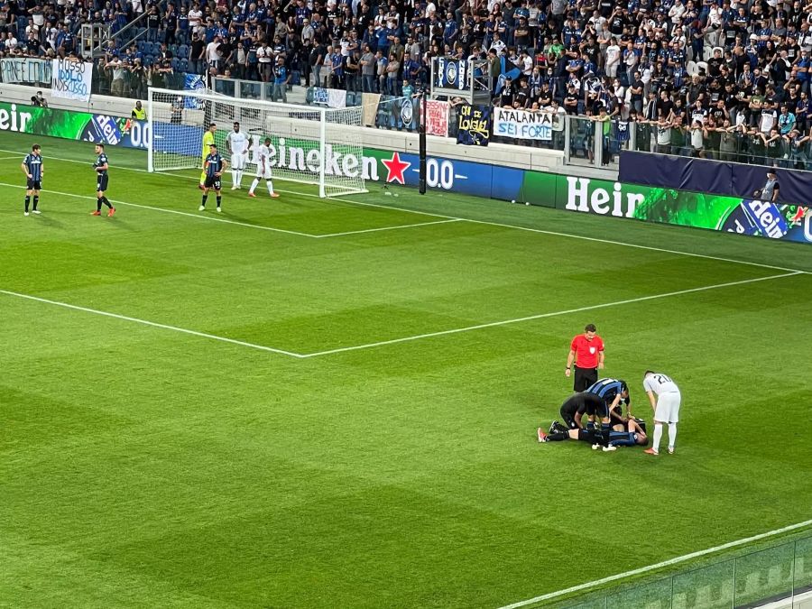 Atalanta-Verteidiger Robin Gosens muss bereits früh ausgewechselt werden.