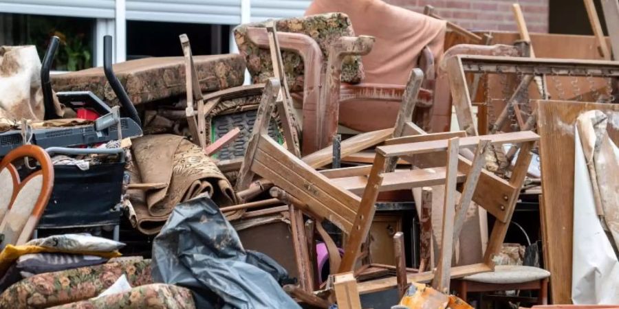 Nicht zu retten: zerstörtes Mobiliar in Erftstadt-Blessem. Foto: Marius Becker/dpa