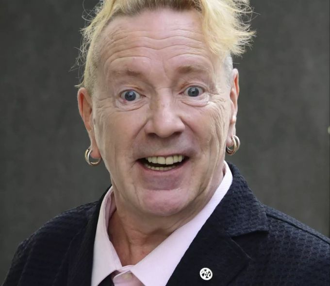 John Lydon, beziehungsweise Johnny Rotten. Britain Pistols