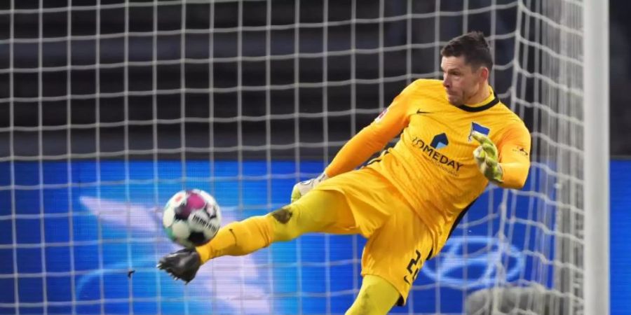 Herthas Torhüter Rune Jarstein schlägt den Ball ab. Foto: Soeren Stache/dpa-Zentralbild/dpa