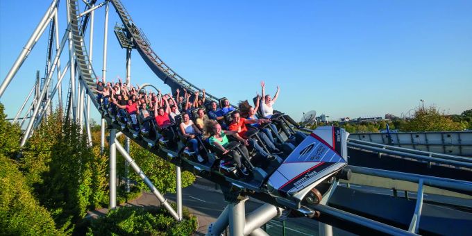Eine der höchsten und grössten Stahlachterbahnen Europas: die Silver Star im Europa-Park ist 73 m hoch, fährt bis zu 130 km/h und lässt Fliehkräfte bis zu 4 g auf dich wirken. Europapark
